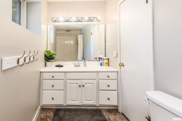 27 W Pinewood Drive, Carbondale, IL 62901