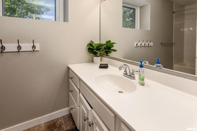 27 W Pinewood Drive, Carbondale, IL 62901