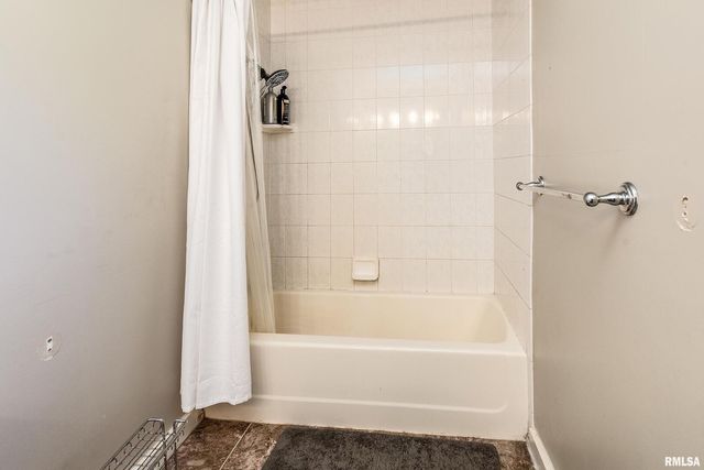 27 W Pinewood Drive, Carbondale, IL 62901