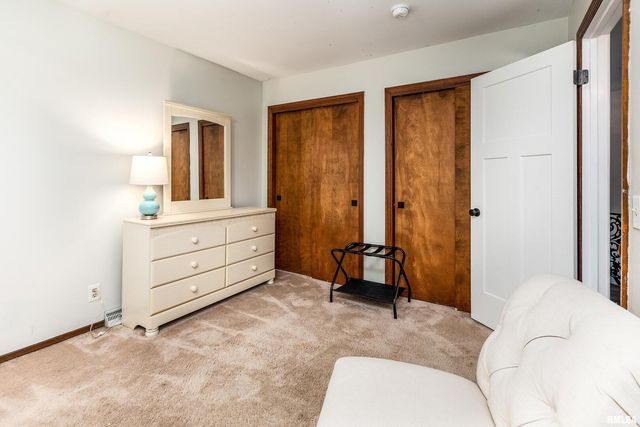 27 W Pinewood Drive, Carbondale, IL 62901