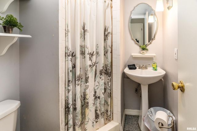 27 W Pinewood Drive, Carbondale, IL 62901