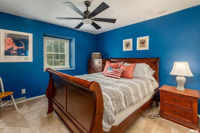 27 W Pinewood Drive, Carbondale, IL 62901