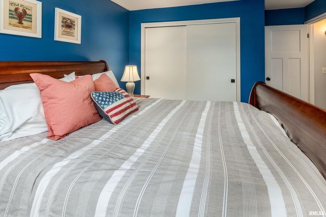 27 W Pinewood Drive, Carbondale, IL 62901