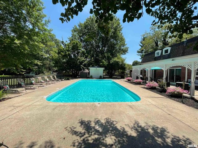 27 W Pinewood Drive, Carbondale, IL 62901