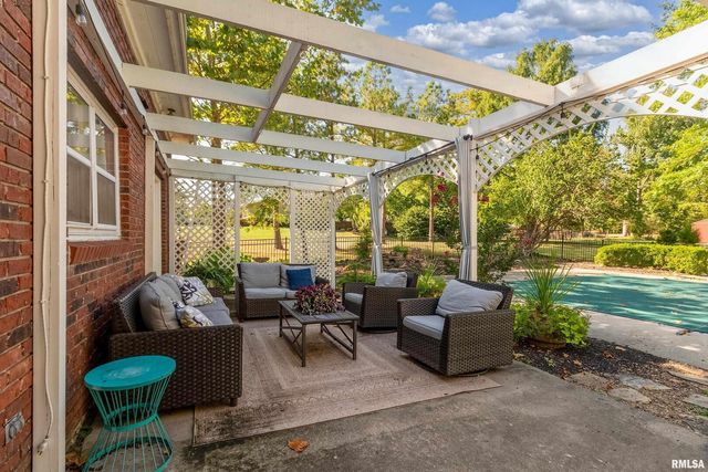 27 W Pinewood Drive, Carbondale, IL 62901