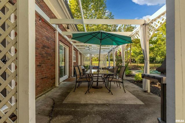 27 W Pinewood Drive, Carbondale, IL 62901