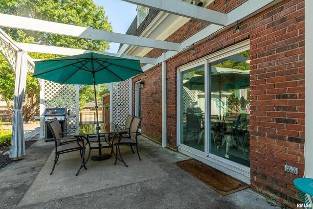 27 W Pinewood Drive, Carbondale, IL 62901