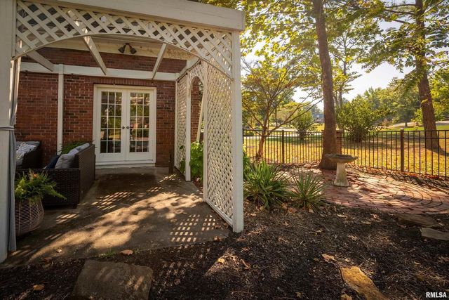 27 W Pinewood Drive, Carbondale, IL 62901