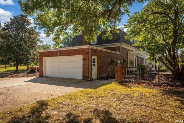 27 W Pinewood Drive, Carbondale, IL 62901