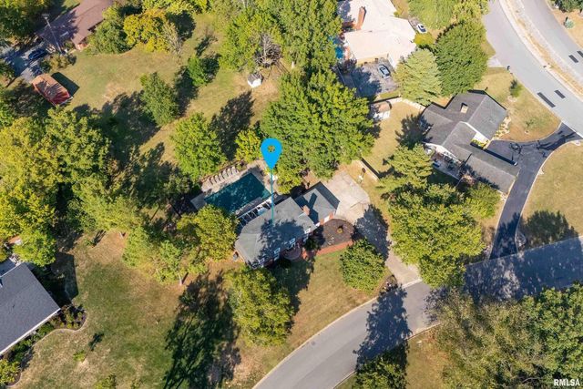 27 W Pinewood Drive, Carbondale, IL 62901