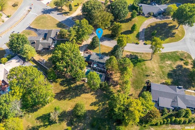 27 W Pinewood Drive, Carbondale, IL 62901