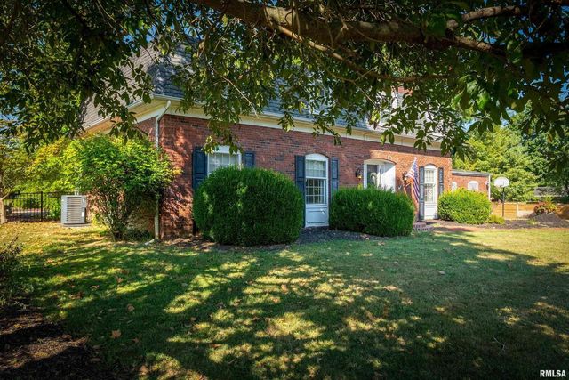 27 W Pinewood Drive, Carbondale, IL 62901