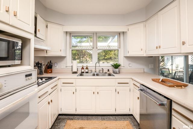 27 W Pinewood Drive, Carbondale, IL 62901