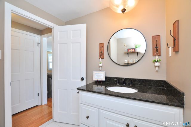 21 North Drive, Simsbury, CT 06070