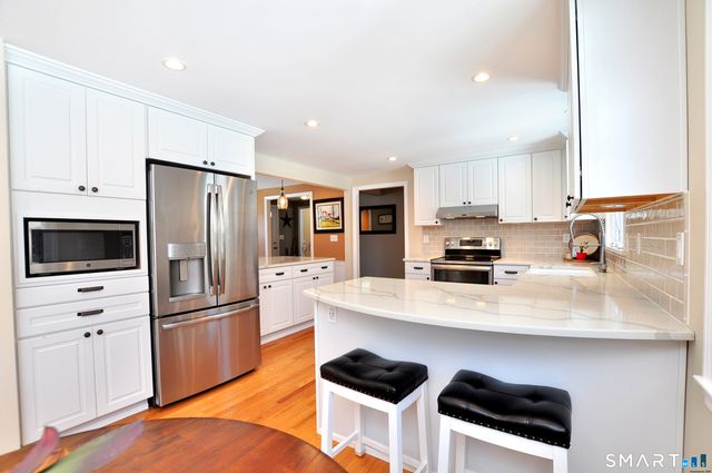 21 North Drive, Simsbury, CT 06070