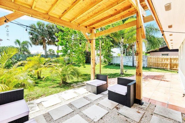 2007 NE 21st Terrace E, Jensen Beach, FL 34957