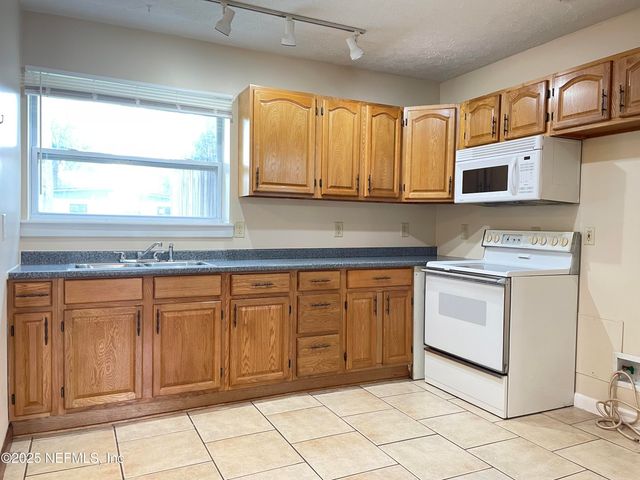 1717 LINDSEY Road, Jacksonville, FL 32221