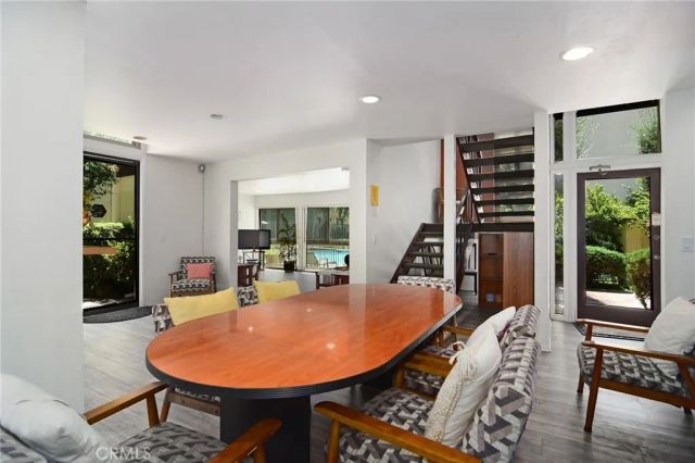 5255 Coldwater Canyon Avenue E, Sherman Oaks, CA 91401