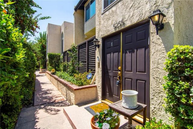 5255 Coldwater Canyon Avenue E, Sherman Oaks, CA 91401