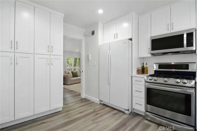 5255 Coldwater Canyon Avenue E, Sherman Oaks, CA 91401