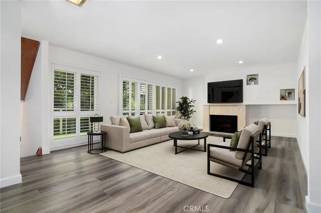 5255 Coldwater Canyon Avenue E, Sherman Oaks, CA 91401