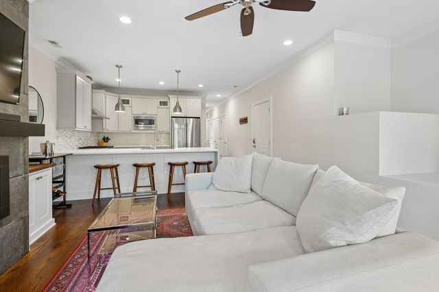 3614 N Damen Avenue 2, Chicago, IL 60618