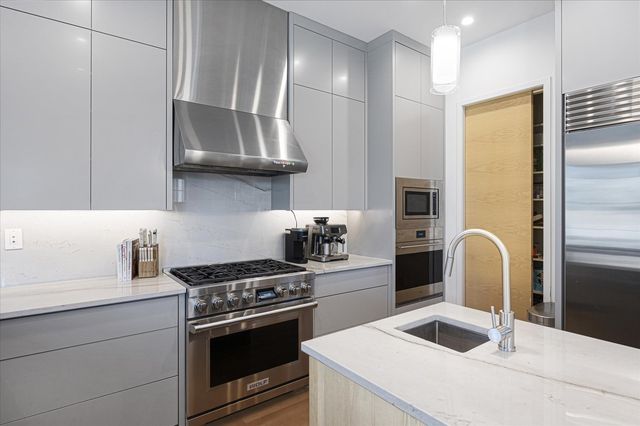 176 S Arlington Avenue, Elmhurst, IL 60126