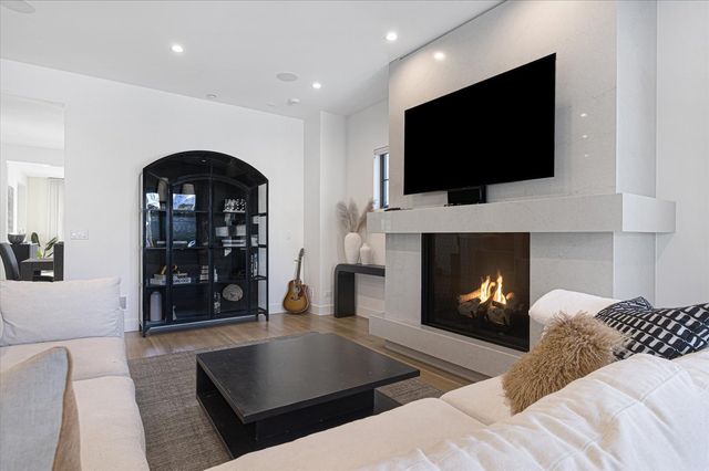 176 S Arlington Avenue, Elmhurst, IL 60126