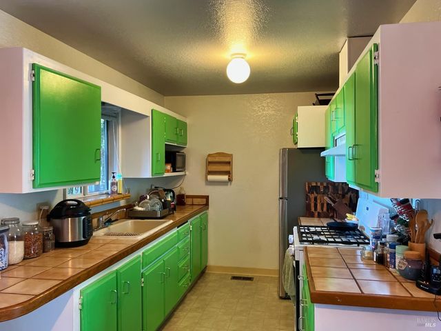 4020 Ridge Cir, Willits, CA 95490