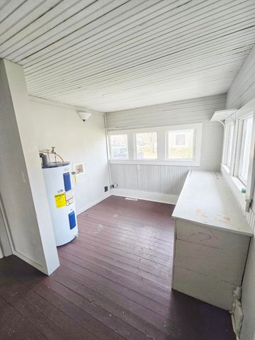 141 W Pleasant Street, Aurora, MO 65605