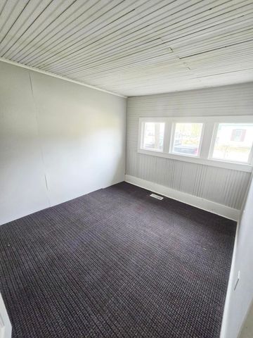 141 W Pleasant Street, Aurora, MO 65605