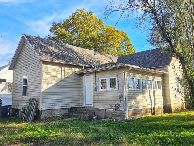 141 W Pleasant Street, Aurora, MO 65605