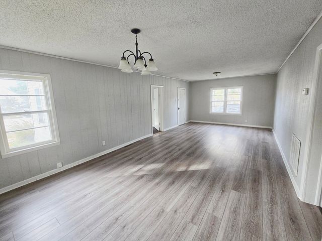 141 W Pleasant Street, Aurora, MO 65605