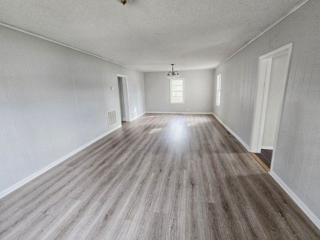 141 W Pleasant Street, Aurora, MO 65605