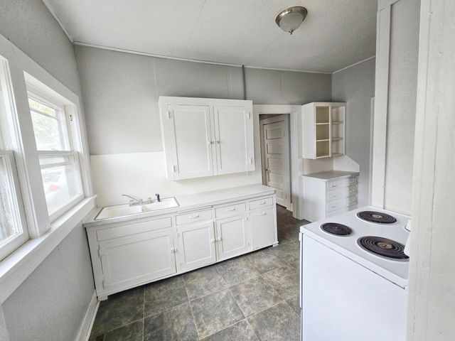 141 W Pleasant Street, Aurora, MO 65605