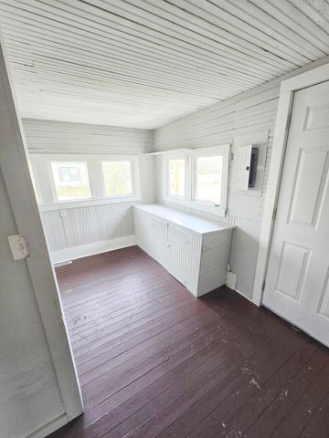 141 W Pleasant Street, Aurora, MO 65605