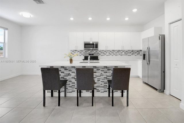 879 SE 26th Ter, Homestead, FL 33035