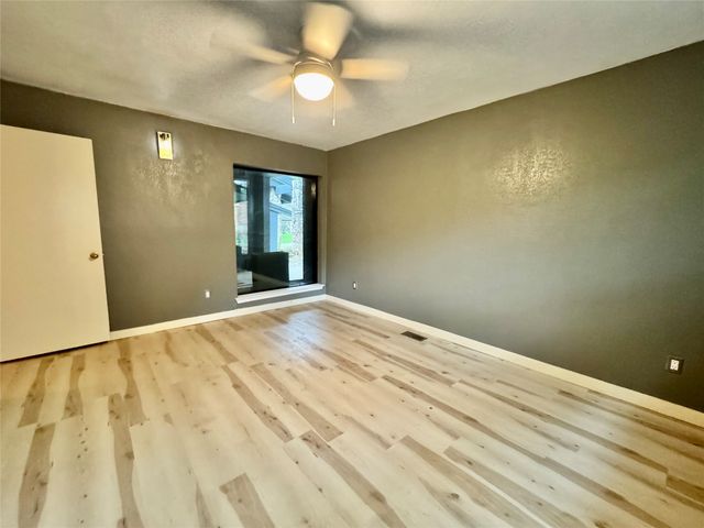 2000 Mill Creek Drive, Arlington, TX 76010