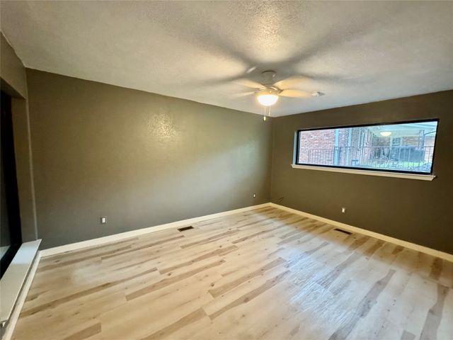 2000 Mill Creek Drive, Arlington, TX 76010