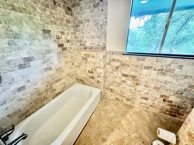 2000 Mill Creek Drive, Arlington, TX 76010