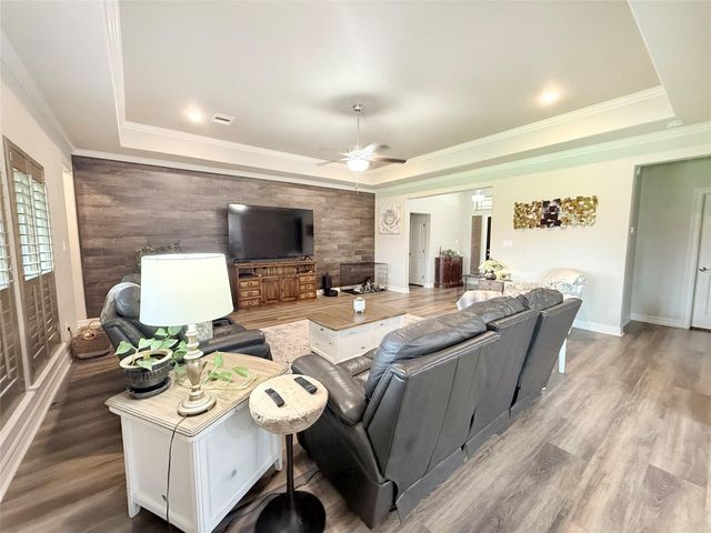 313 Creekside Lane, Lake Jackson, TX 77566
