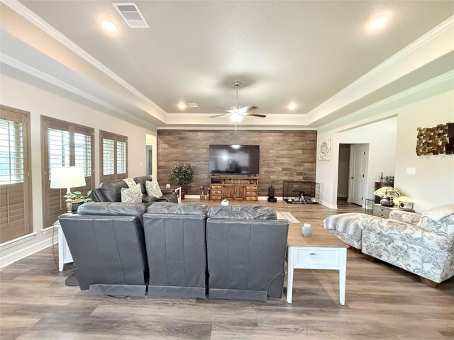 313 Creekside Lane, Lake Jackson, TX 77566