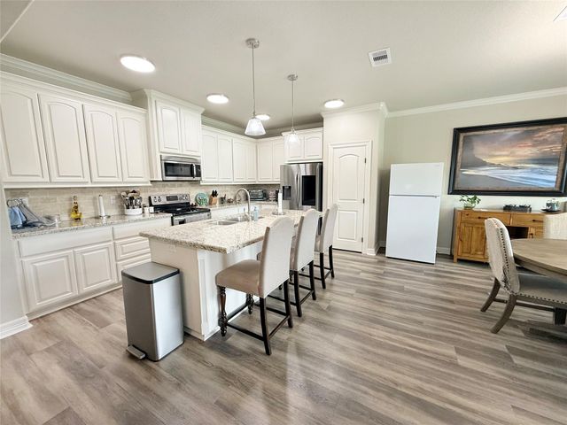 313 Creekside Lane, Lake Jackson, TX 77566
