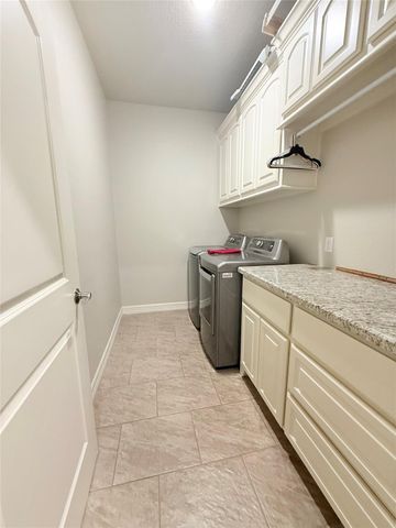 313 Creekside Lane, Lake Jackson, TX 77566