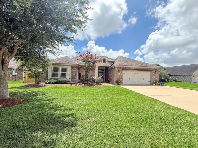 313 Creekside Lane, Lake Jackson, TX 77566