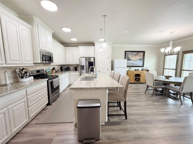 313 Creekside Lane, Lake Jackson, TX 77566