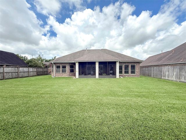 313 Creekside Lane, Lake Jackson, TX 77566