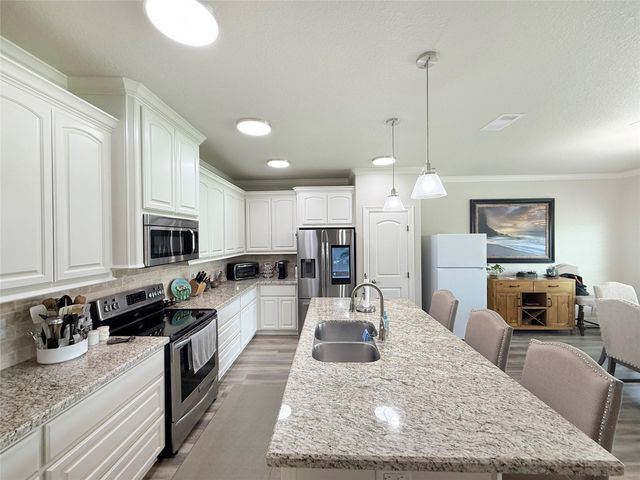 313 Creekside Lane, Lake Jackson, TX 77566