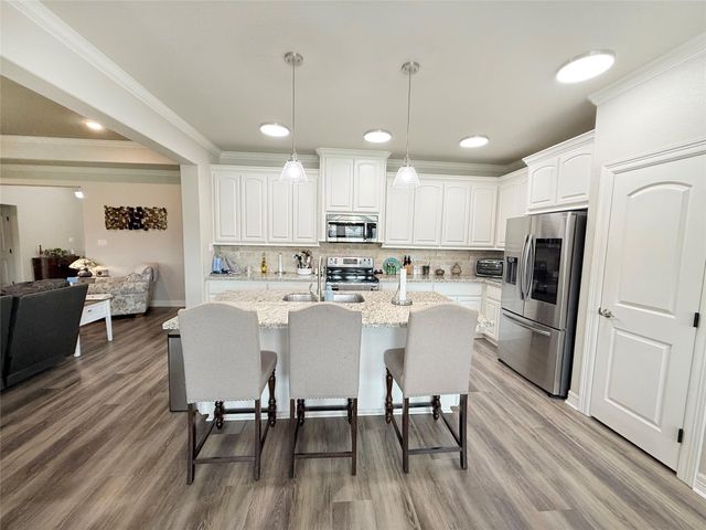 313 Creekside Lane, Lake Jackson, TX 77566