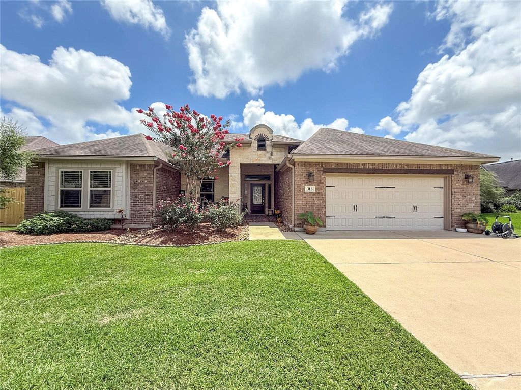 313 Creekside Lane, Lake Jackson, TX 77566